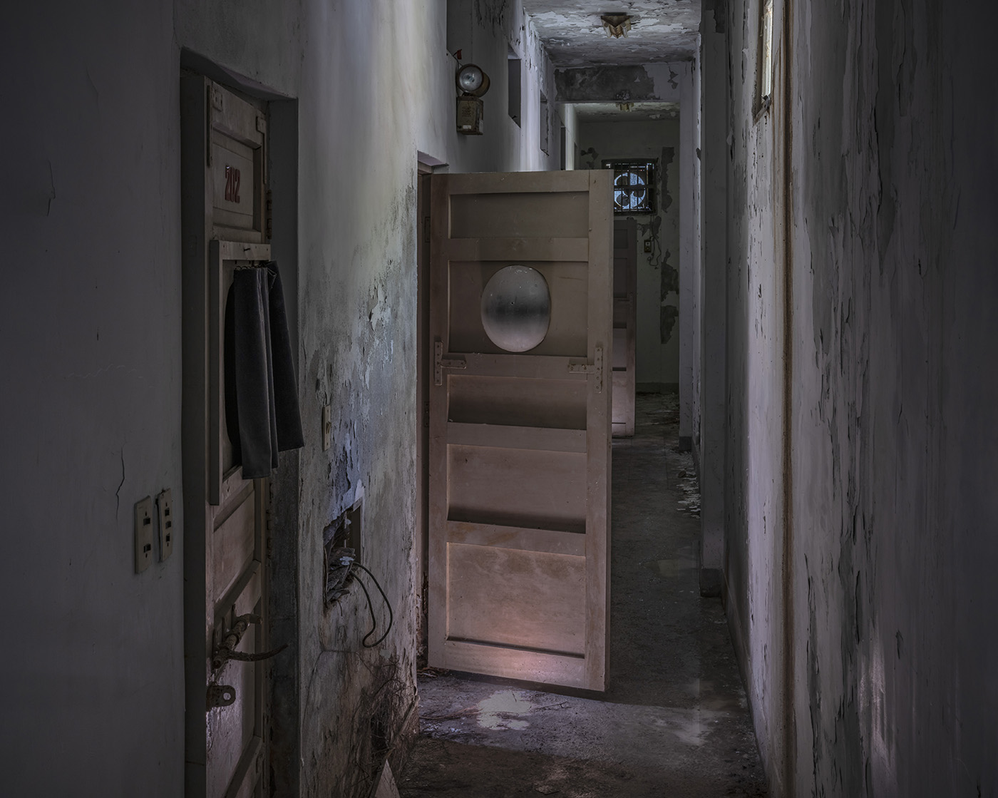 沈昭良新作《威權歷史遺址-安康接待室》。