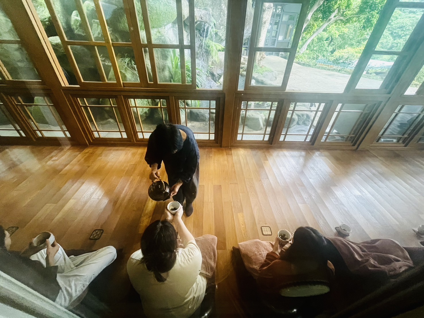 華梵大學攝影與VR設計學系劉躍助理教授帶領同學到北投祖師禪林體驗一日禪修。 