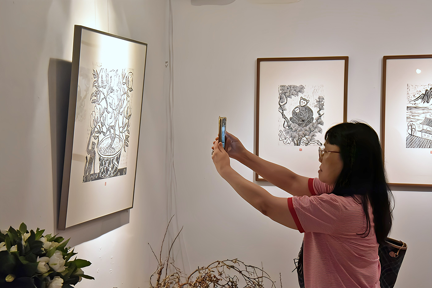 華梵大學美術系倪又安老師「刀法即筆墨」的功夫吸引版畫迷慕名而來。  