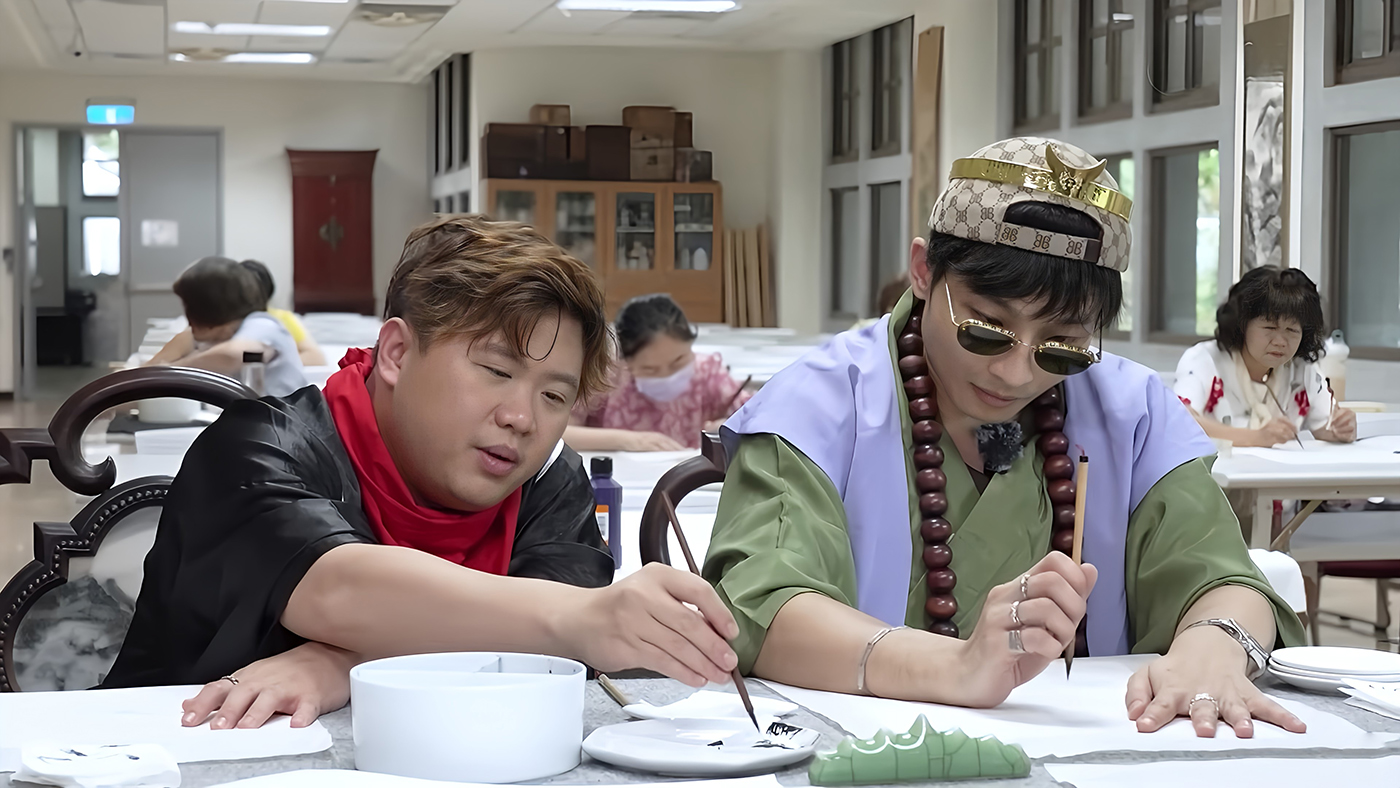 香港偶像團體Error成員肥仔_左_、Dee哥在華梵佛藝系學習佛畫。
