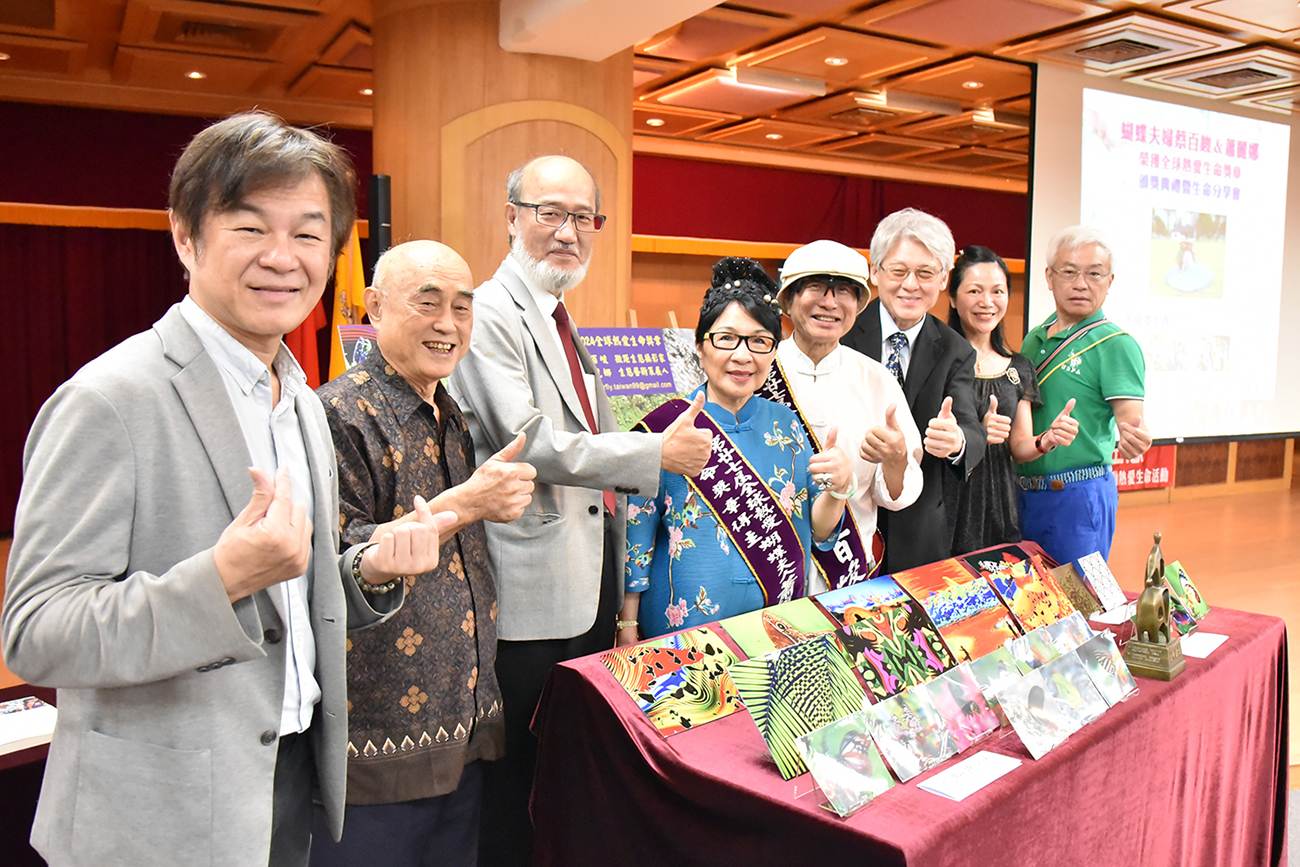 全球熱愛生命獎章得主蔡百峻（右四）、蕭麗娜（左四）與華梵大學校長林從一（左三）等人和作品合影。  