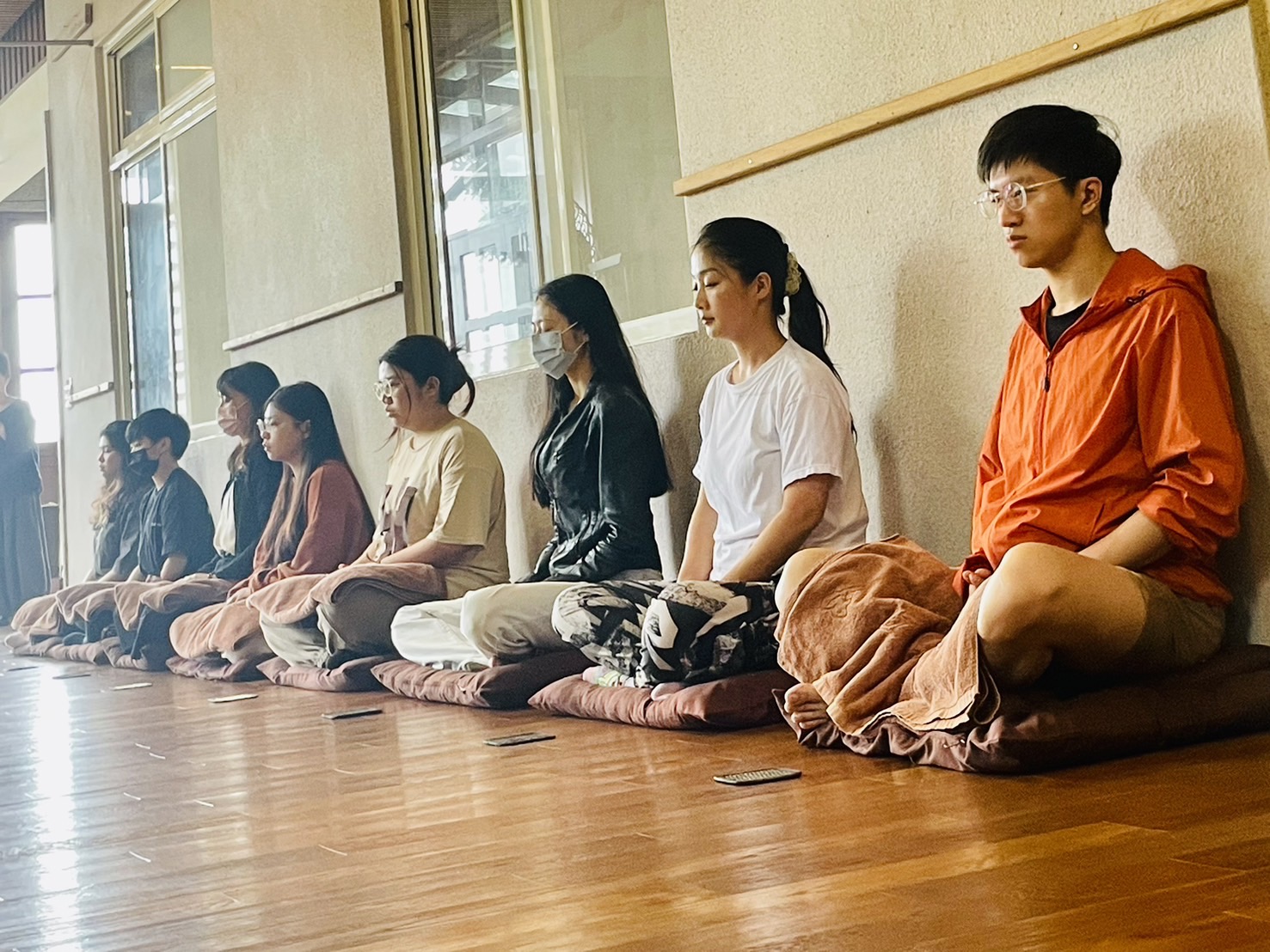 華梵大學攝影與VR設計學系劉躍助理教授帶領同學到北投祖師禪林體驗一日禪修。  