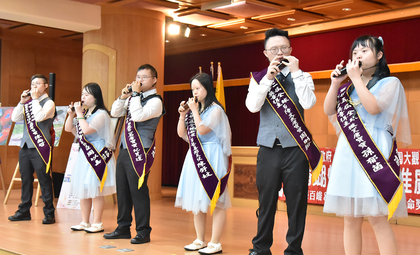 唐寶寶大器樂團帶來精彩的開場表演。 