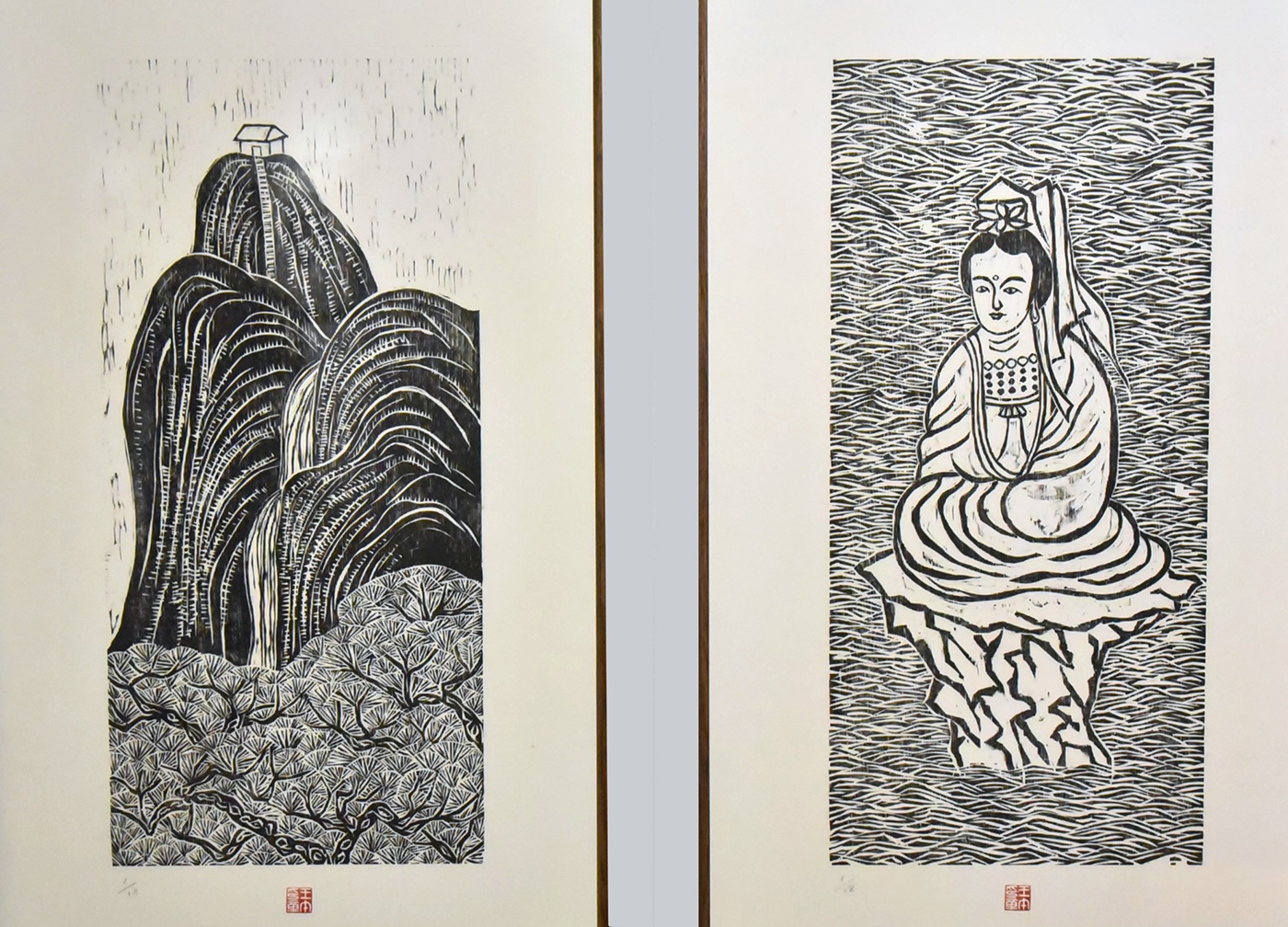 華梵大學倪又安老師水印木刻版畫作品〈峰頂之家〉（左）與〈海上觀世音〉。 