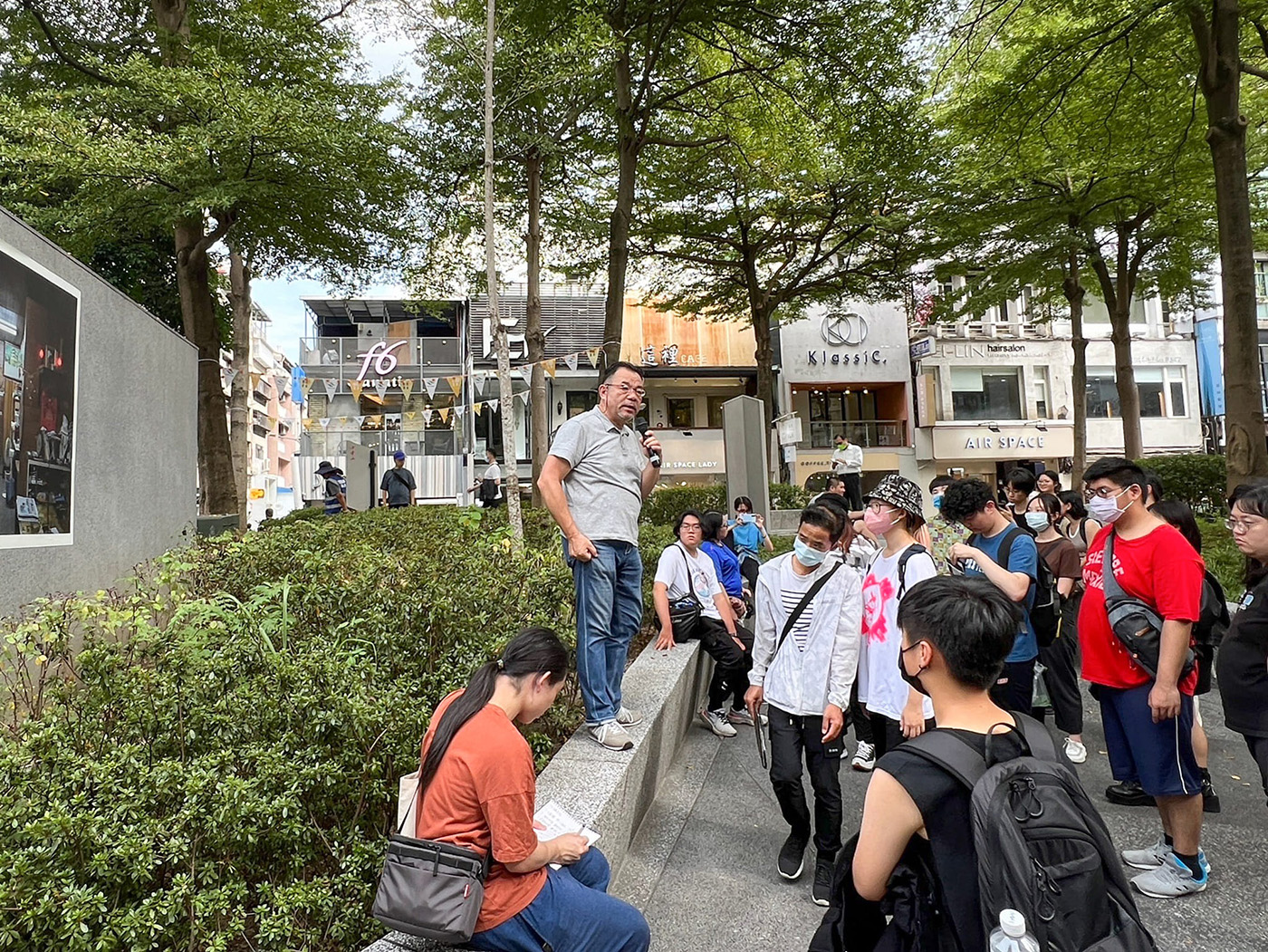 華梵大學攝影與VR設計學系沈昭良教授帶領學生導覽當代藝術館「城市密碼展」。