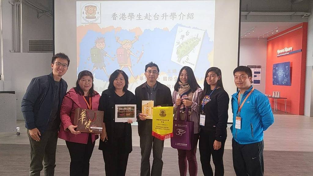 香港佛教筏可紀念中學崔惠儀副校長(左二)、黃以諾課外活動主任(右一)及郭子傑老師(左一)蒞臨本校合影