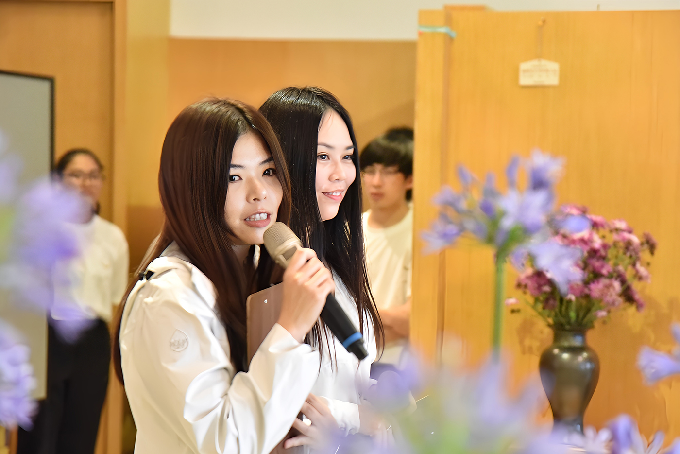 佛教藝術學系香港姊妹花朱莉玲（左）、朱曉微發表感恩宣言。