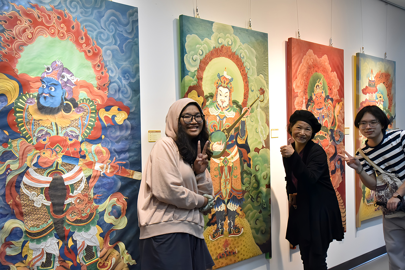 華梵大學佛藝系四年級傅懷萱（中）作品《四大天王》成為同學們打卡熱點。  