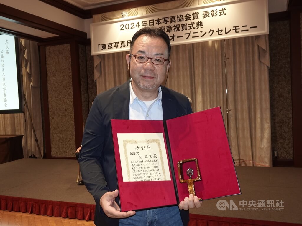 華梵大學攝影與VR設計學系沈昭良教授獲頒國際獎獎狀及獎座。