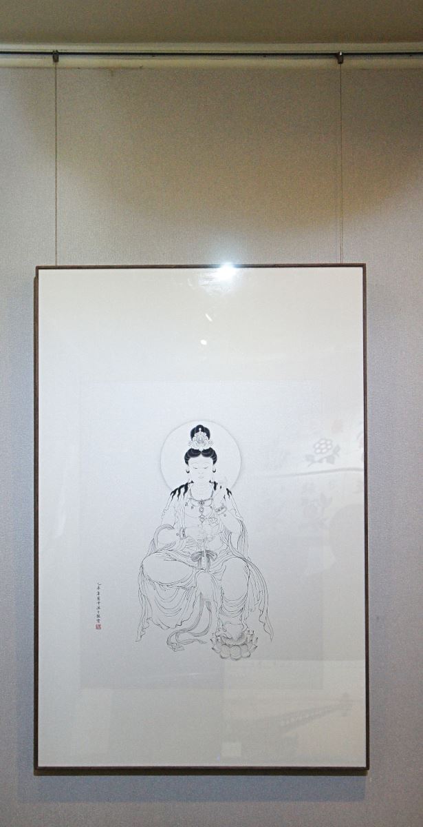 美術與文創學系聶蕙雲老師表現典雅的白描佛像「觀自在菩薩」。