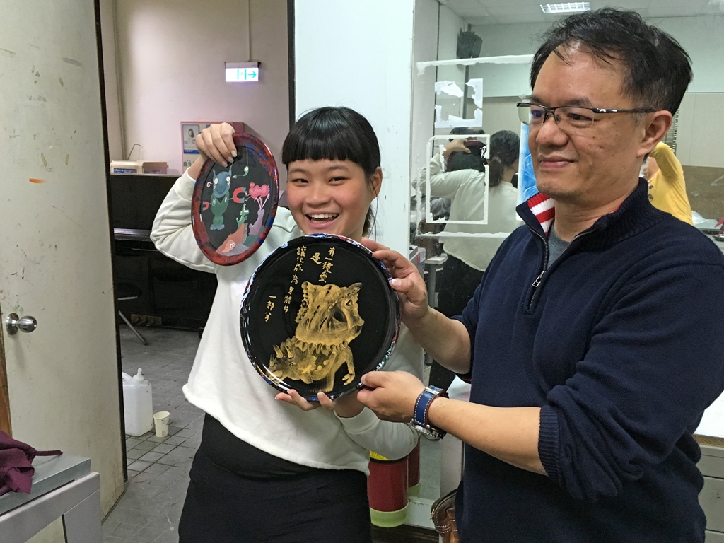 同學的成果作品與劉凌沖老師老師(右)合影。
