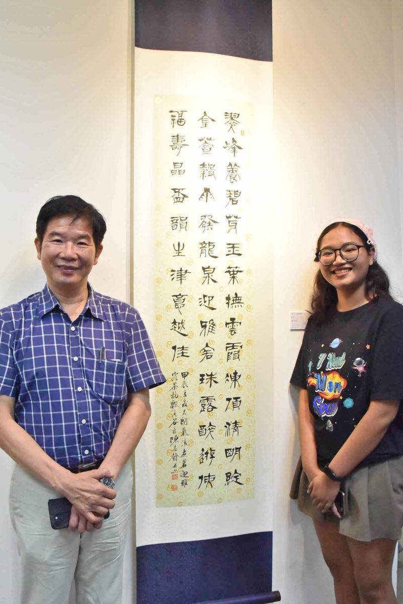 臺中市政府參事陳志聲（左）作品〈詠茶〉深受同學歡迎。  