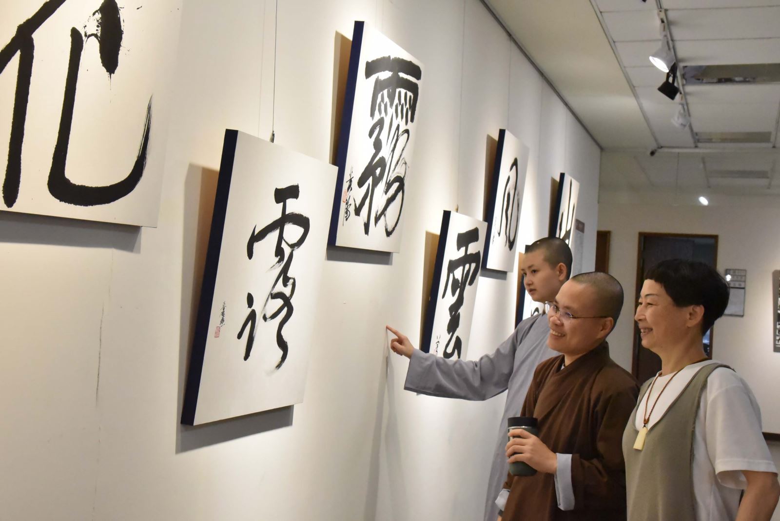 華梵大學人文與藝術學院黃智陽院長與同學共同創作〈大崙山十二意〉成為全場焦點。