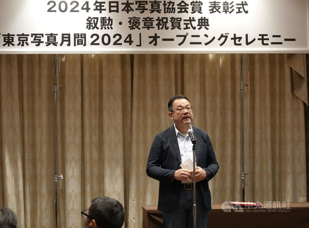 華梵大學攝影與VR設計學系沈昭良教授發表得獎感言。