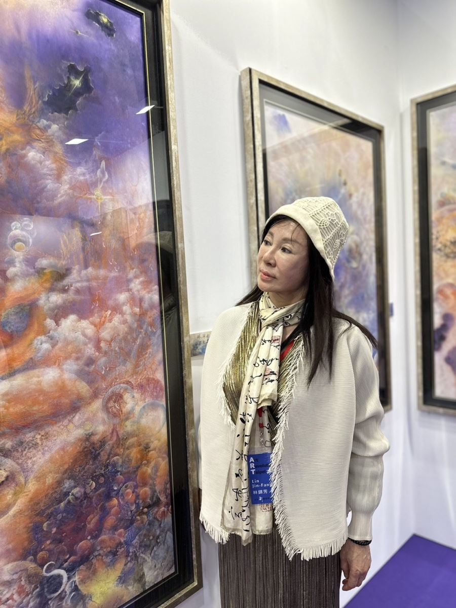 林錦芳空𩆜意象宇宙能量膠彩畫作品充滿空𩆜意象及宇宙能量的膠彩畫家林錦芳，作品參展台北新藝術博覽會，探索天地人及宇宙黑洞的超現實、超抽象的獨樹一格畫作，更獲得許多人收藏。