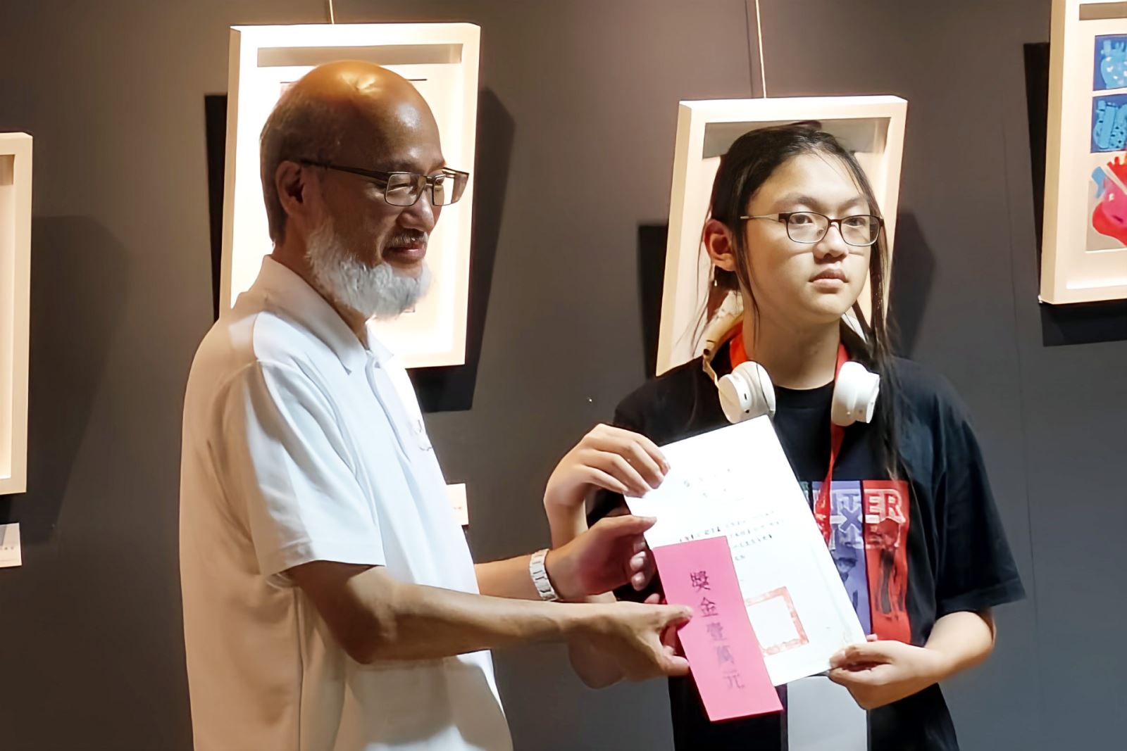 大湖農工劉宇鑫同學（右）榮獲特優獎，由華梵大學林從一校長頒發獎狀與獎金。
