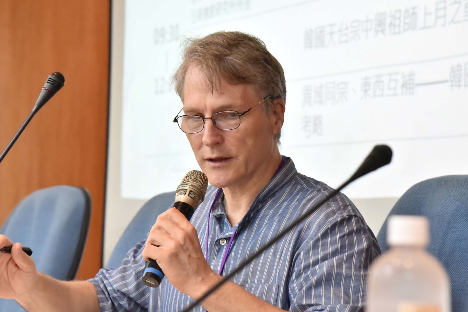 以天台學研究聞名的華梵大學東方人文思想研究所康特教授主持專題演講。  