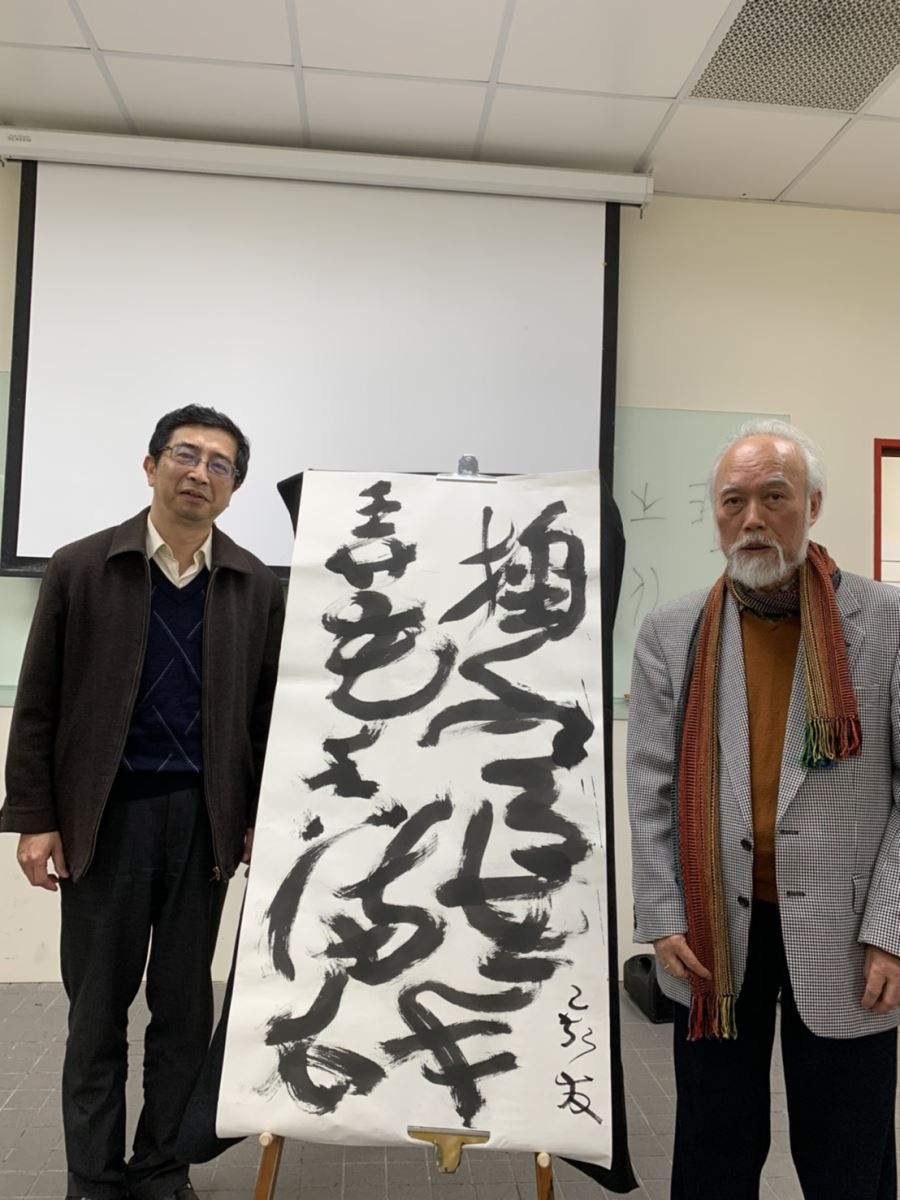 鄭進發老師(右)作品「掬水月在手，弄花香滿衣」，捐贈給華梵大學收藏。
