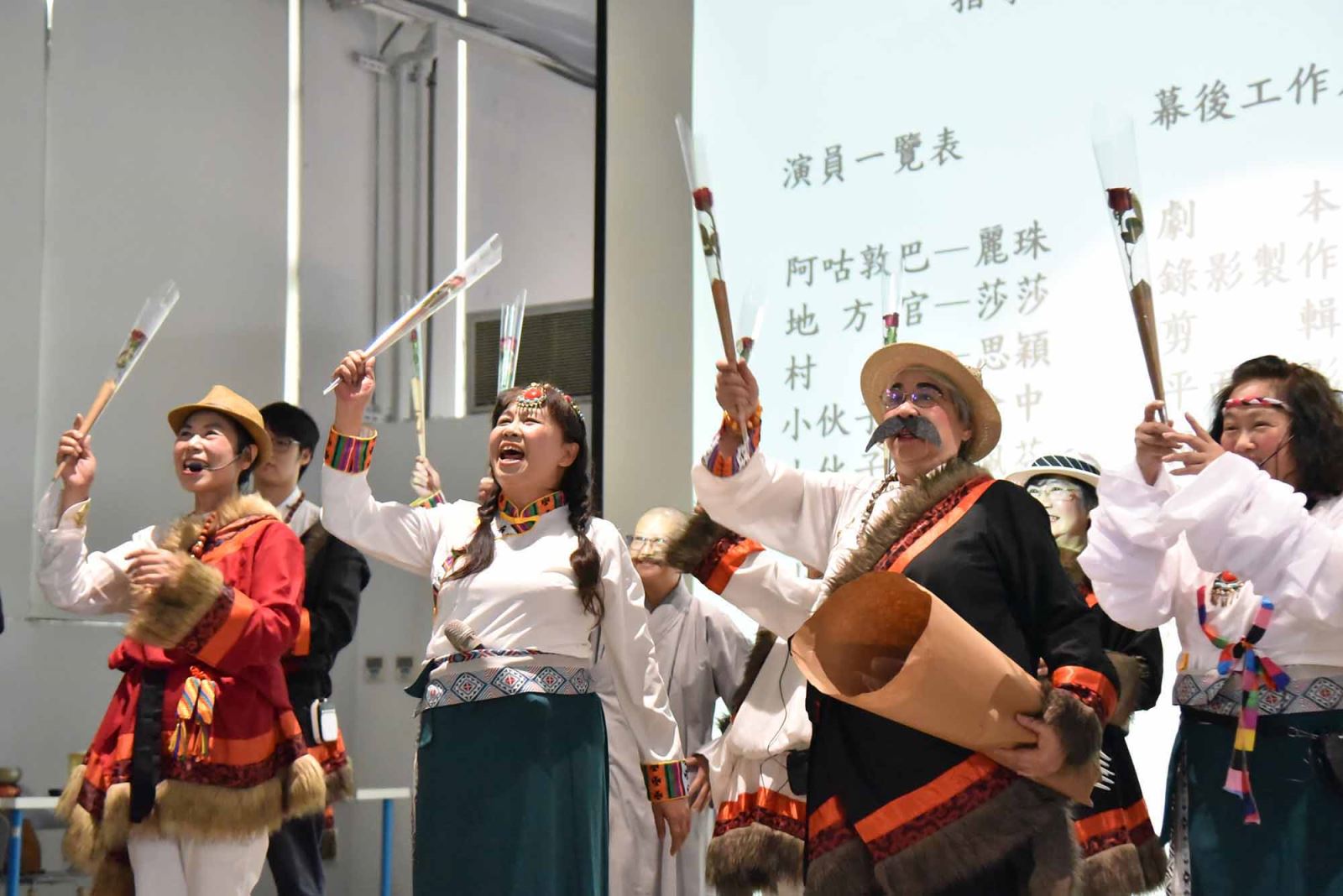 此次表演特別挑選14世紀西藏日喀則地區的藏傳佛教民俗人物「阿咕敦巴」作為戲劇主角 