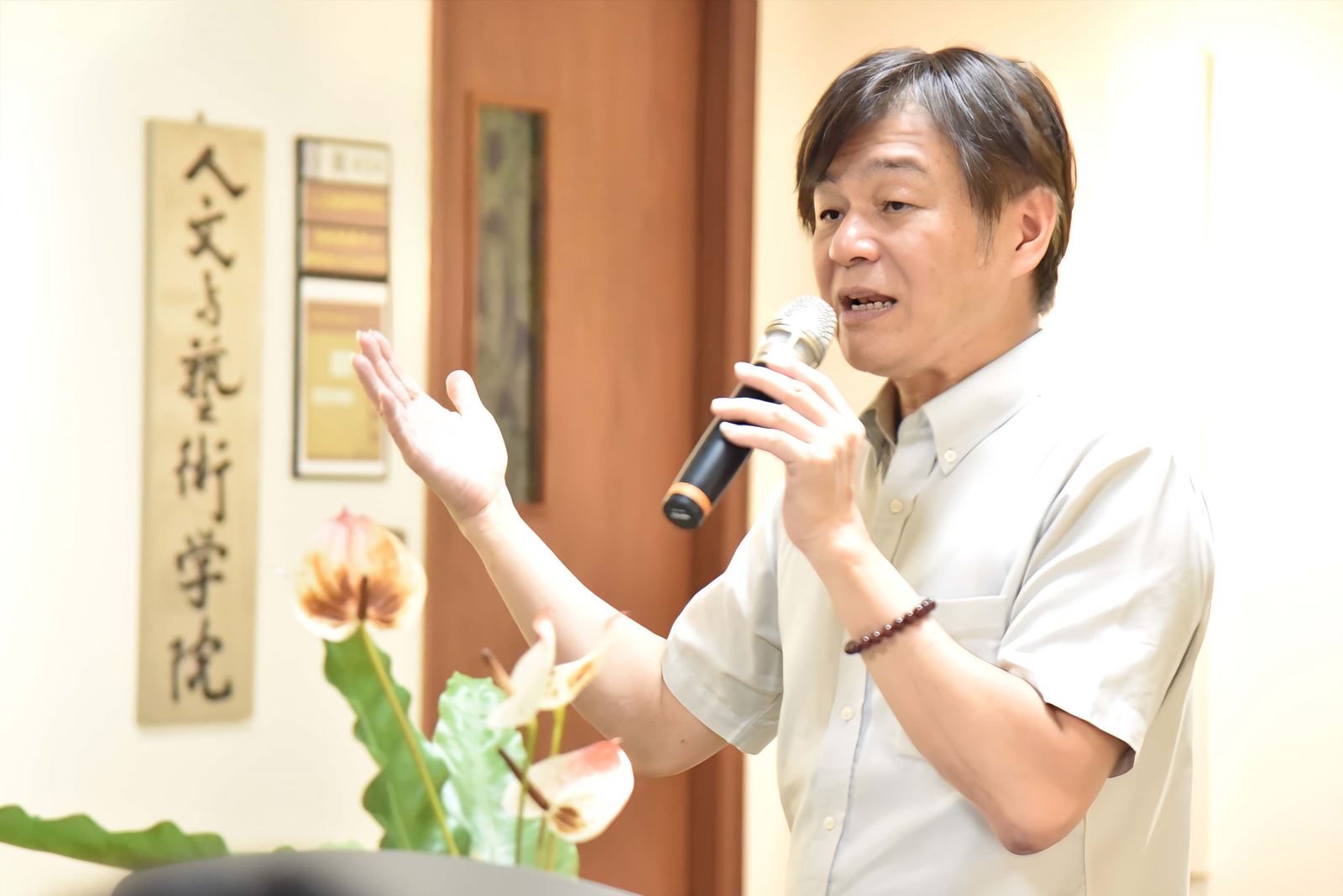 華梵大學人文與藝術學院黃智陽院長致詞。