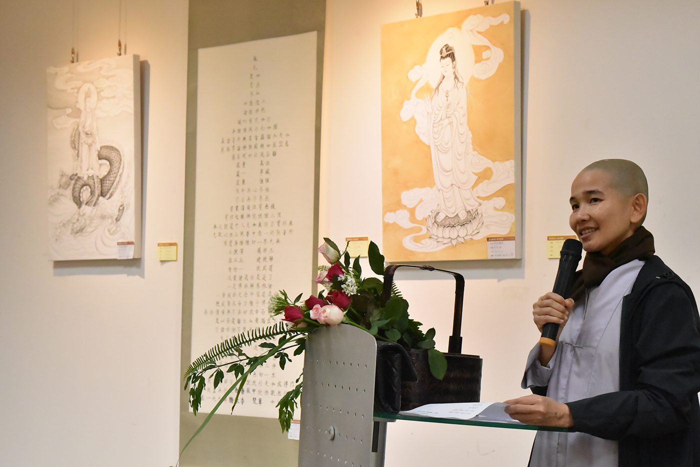 華梵大學佛藝系四年級學僧釋妙峨以越語演唱「化城長歌」