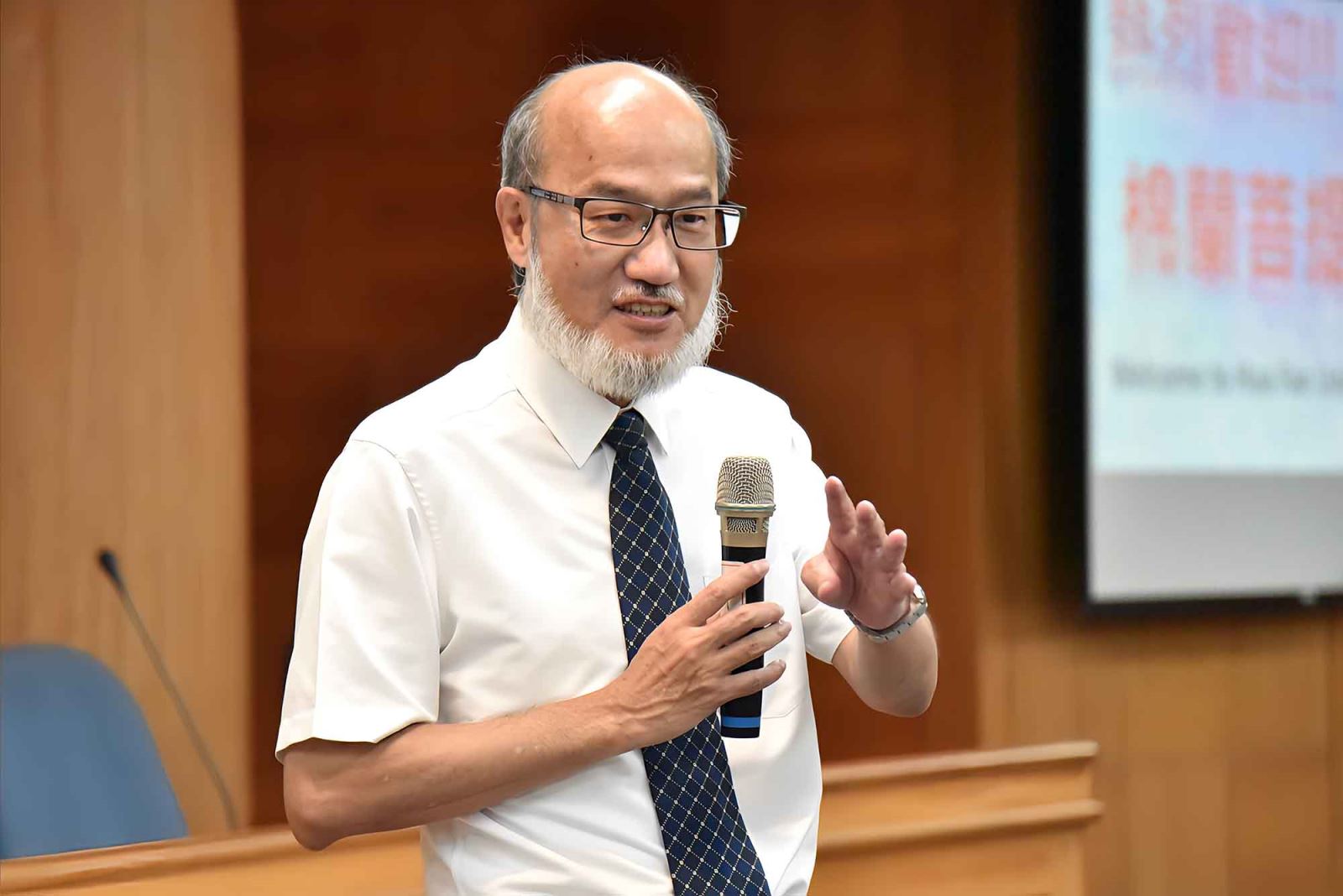 華梵大學校長林從一熱情歡迎印尼棉蘭菩提學校師生到來。 