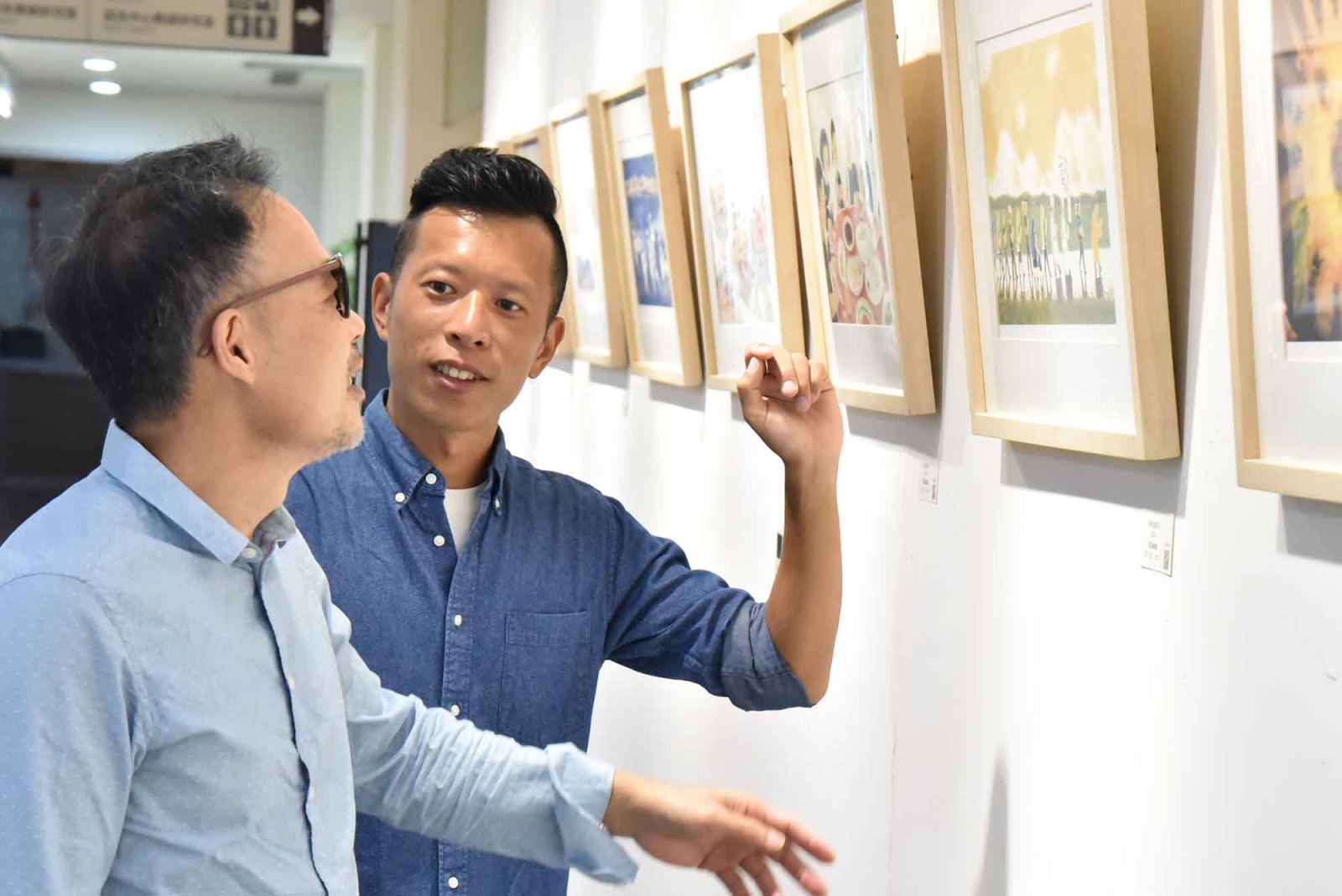 華梵大學美術系碩士林柏廷（右）向林萬士老師導覽作品《阿祖，再見》