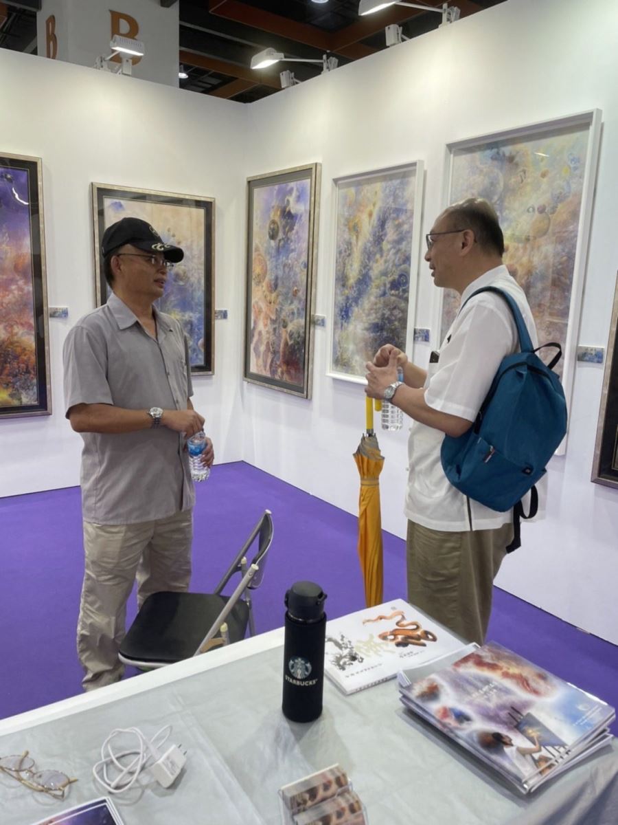 膠彩畫家林錦芳作品吸睛老師們前來指導，膠彩畫家林錦芳以其獨特的「探索宇宙與心靈」系列在台北新藝術博覽會展出。林錦芳的老師、華梵大學教授張壯熙（右）也特別蒞臨參觀。