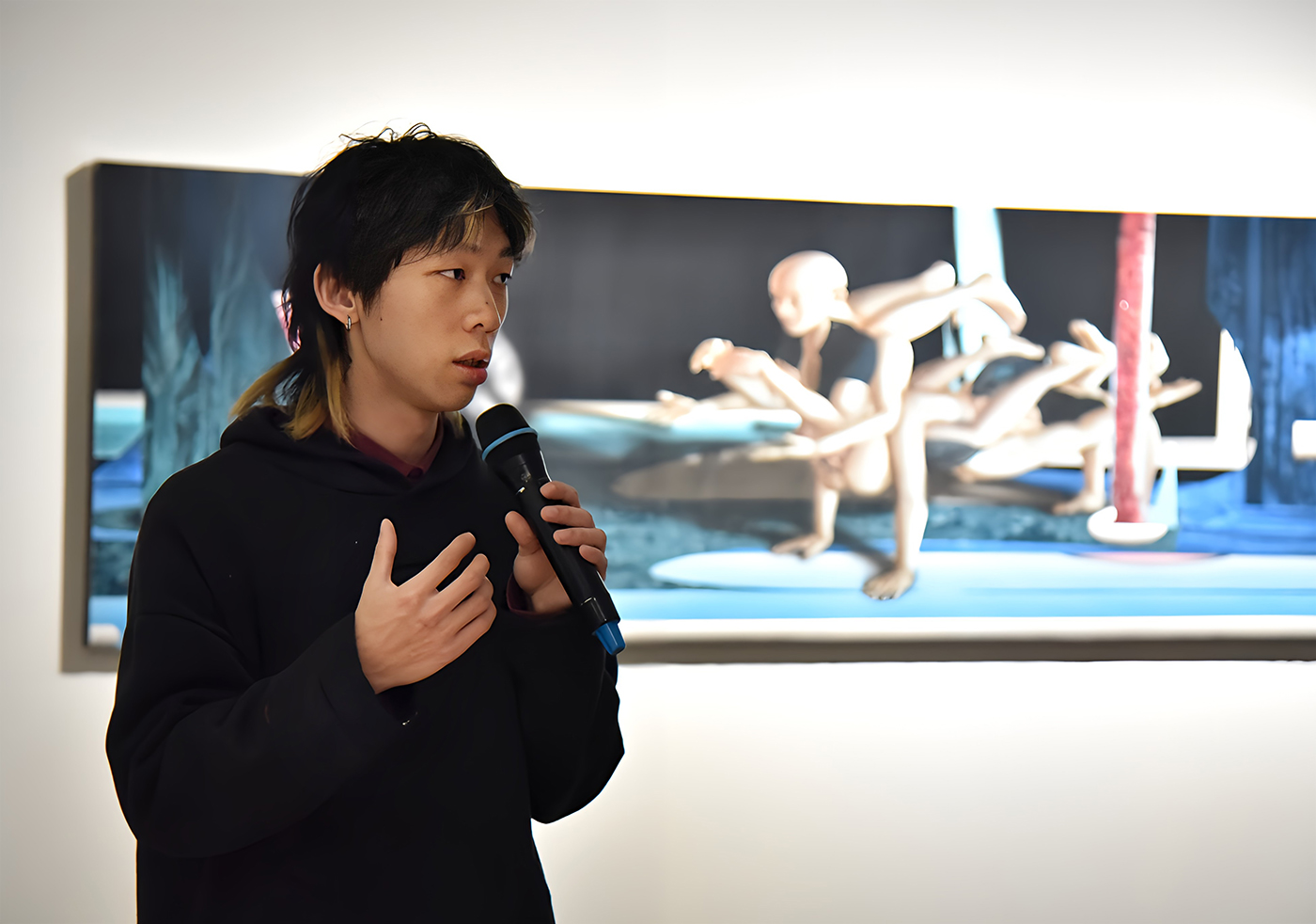 華梵大學美術系碩士生陳岳宏為展覽做介紹