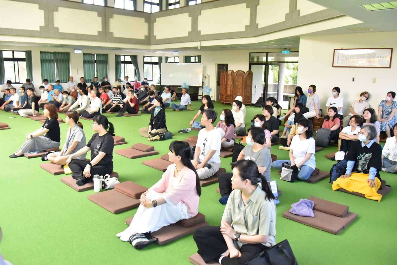 112學年度第二學期教職同仁薰修活動於倓虛大師紀念堂舉行。  