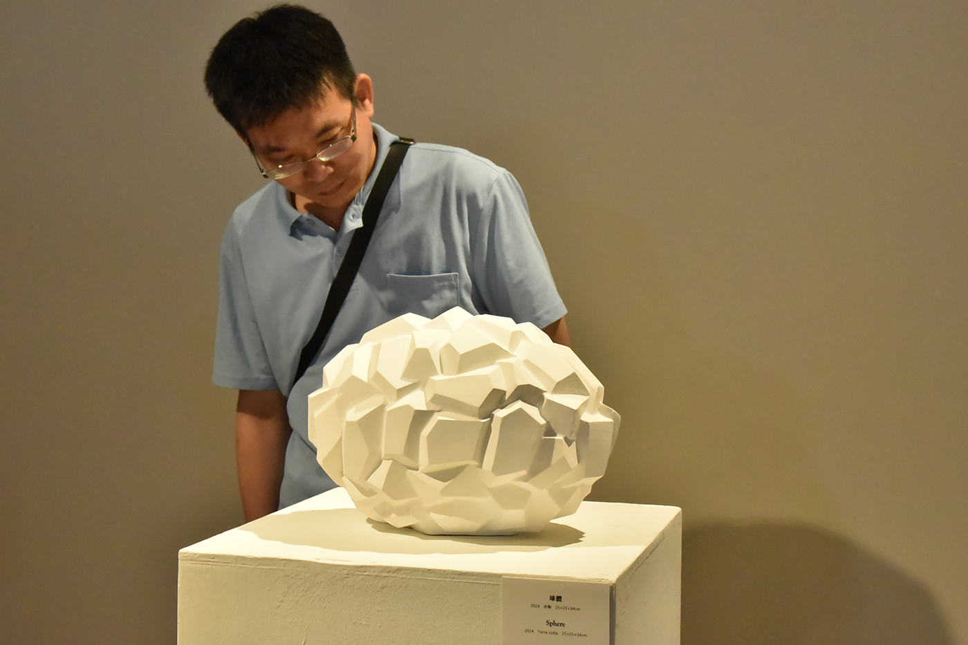 法國藝術家莫斯考維奇駐校期間作品《球體》，引起參觀者好奇心。 