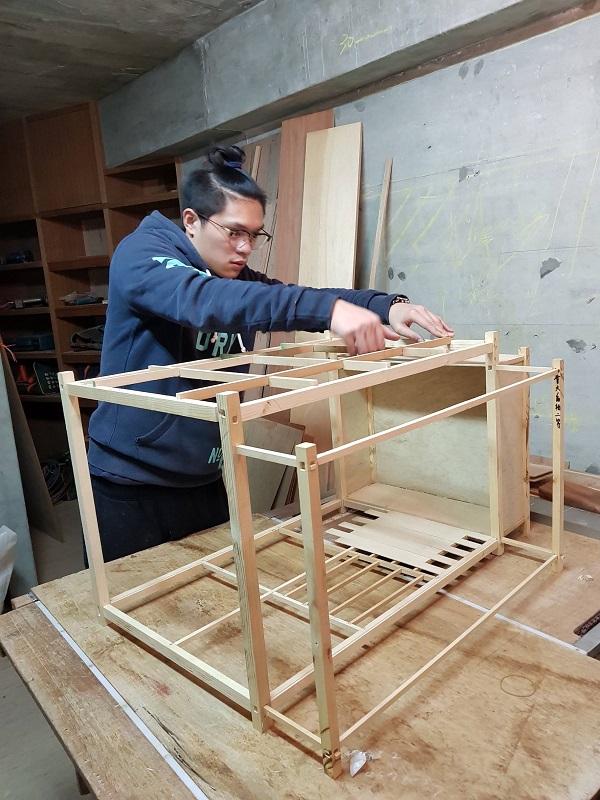 徐祥軒同學可拆卸組合的「盒中盒」實木構件，置入租屋空間提升住居空間品質。