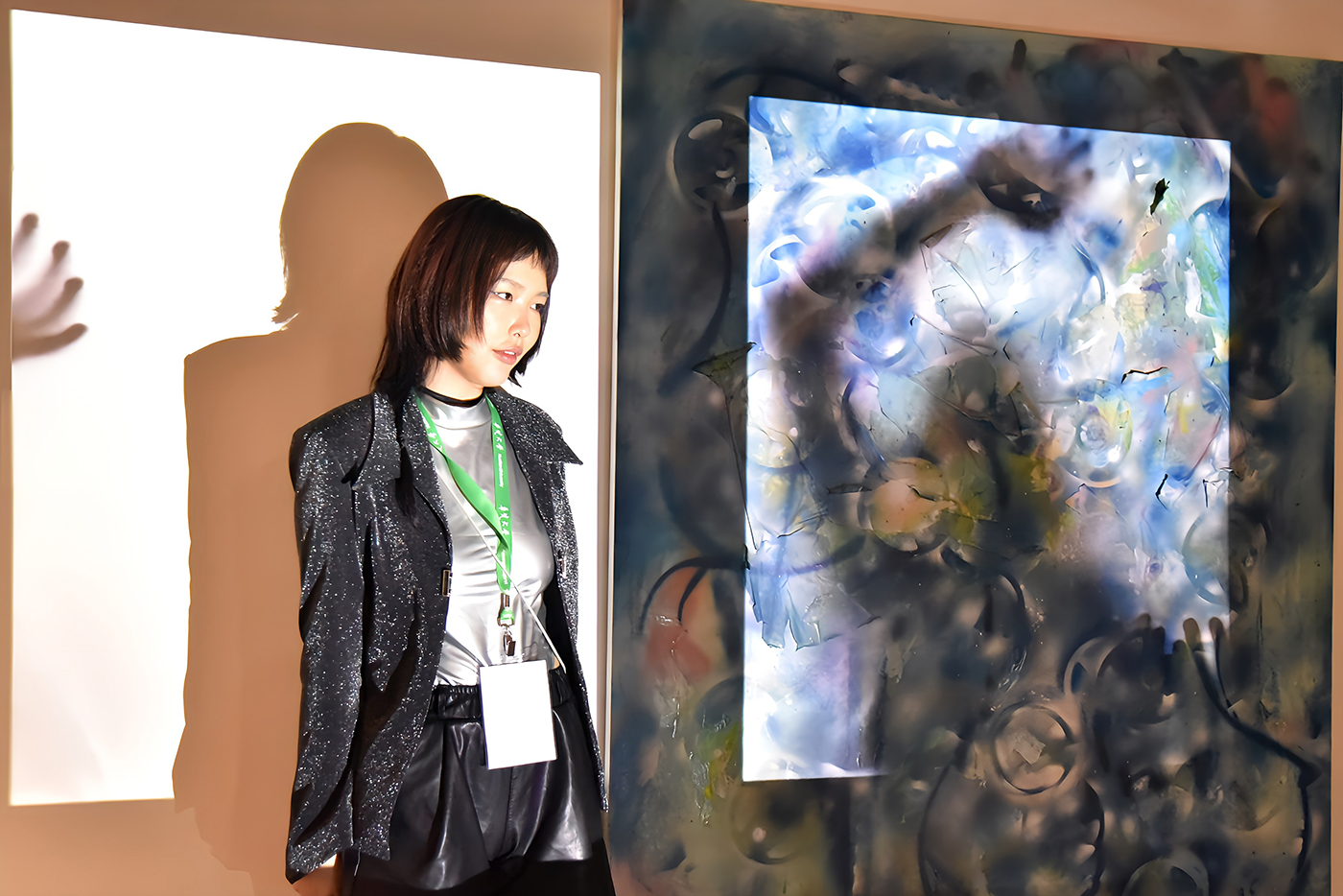 美術與文創學系江欣唐同學與作品合影