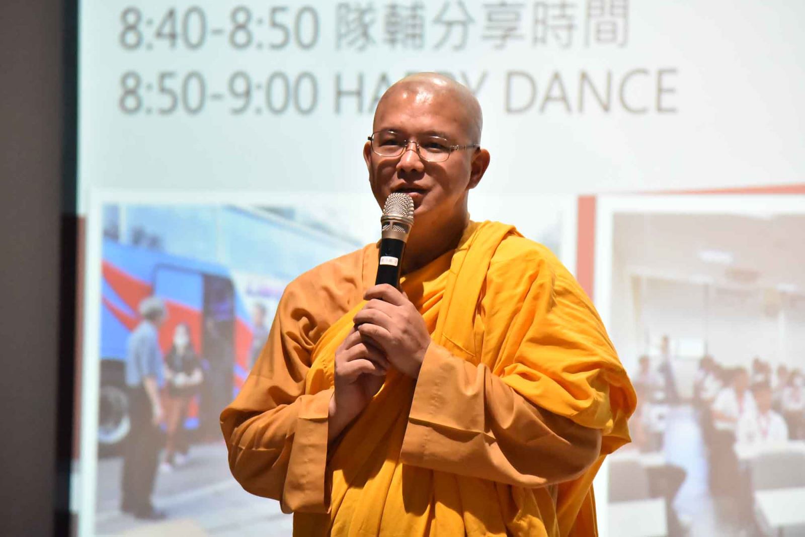 菩提心基金會創辦人學源法師對華梵大學師生表達感謝之意。