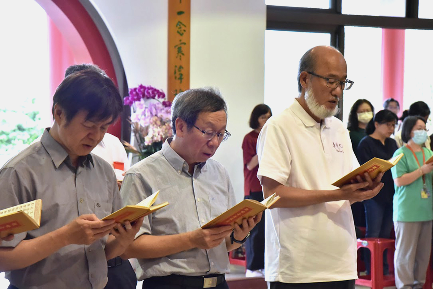 華梵大學林從一校長（右）與簡江儒教務長（中）、黃智陽主秘參加浴佛典禮。  