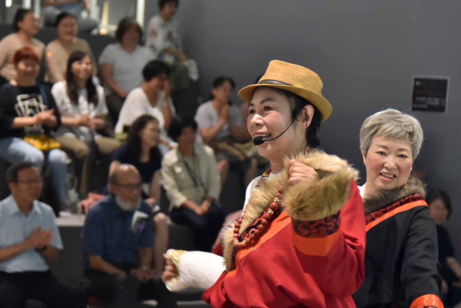表演者唱歌、跳舞感動了現場觀眾。 