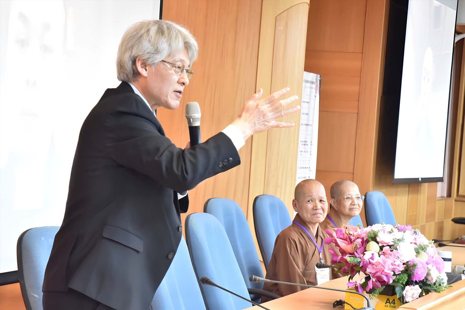 華梵大學東方人文思想研究所高柏園所長（左）主持綜合座談。 
