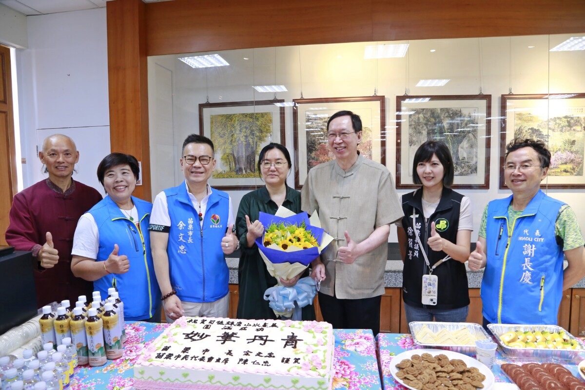 苗栗市長余文忠（左三）與苗栗市代會主席陳仁忠、苗栗縣議員徐筱菁（右二）等人特別恭賀司徒錦鷹（右三）老師個展成功