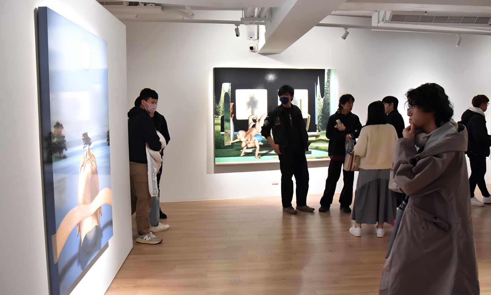 參觀者對陳岳宏創作個展的展出作品很感興趣