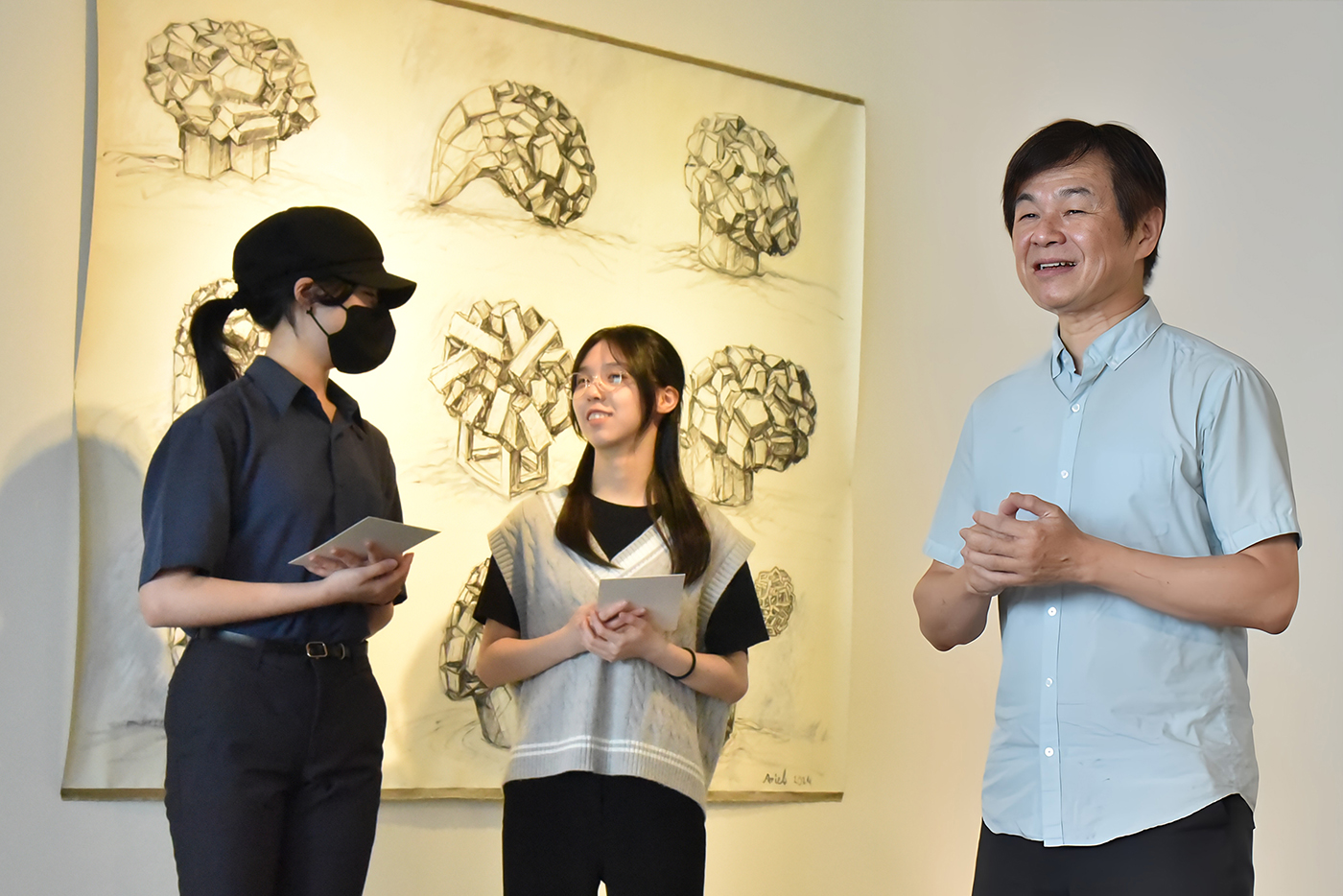 華梵大學人文與藝術學院黃智陽院長（右）致詞。  