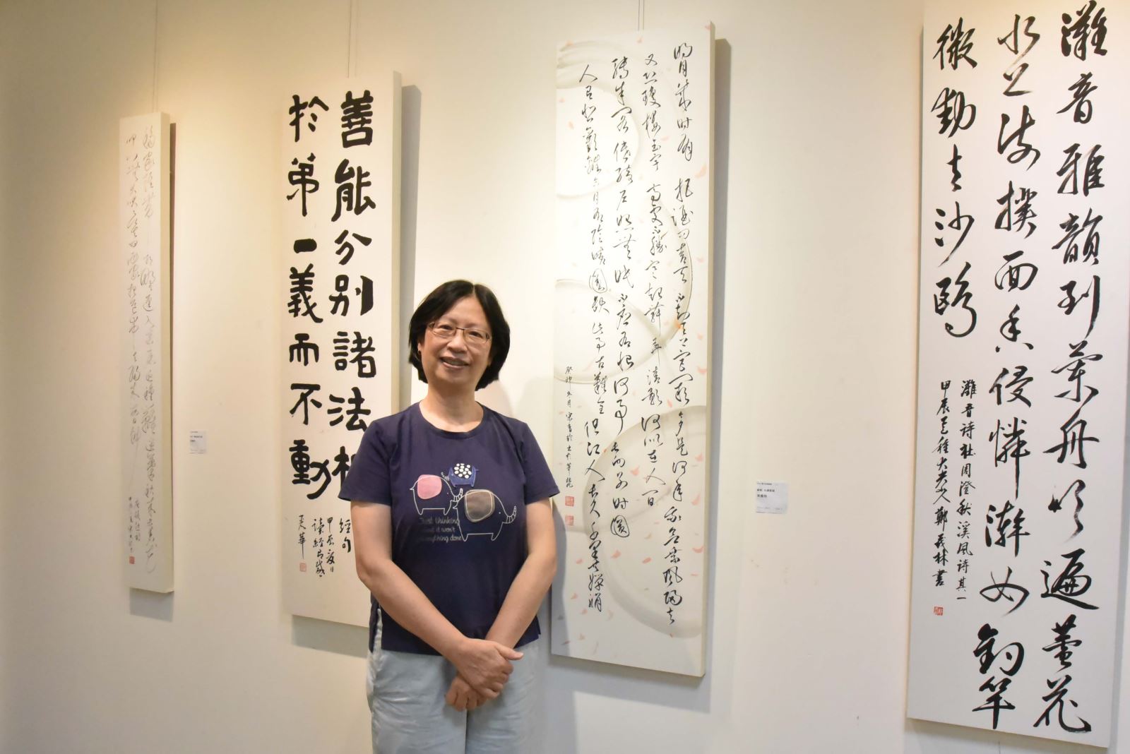 華梵大學美術系碩士在職專班宋香玲與作品〈水調歌頭〉。 