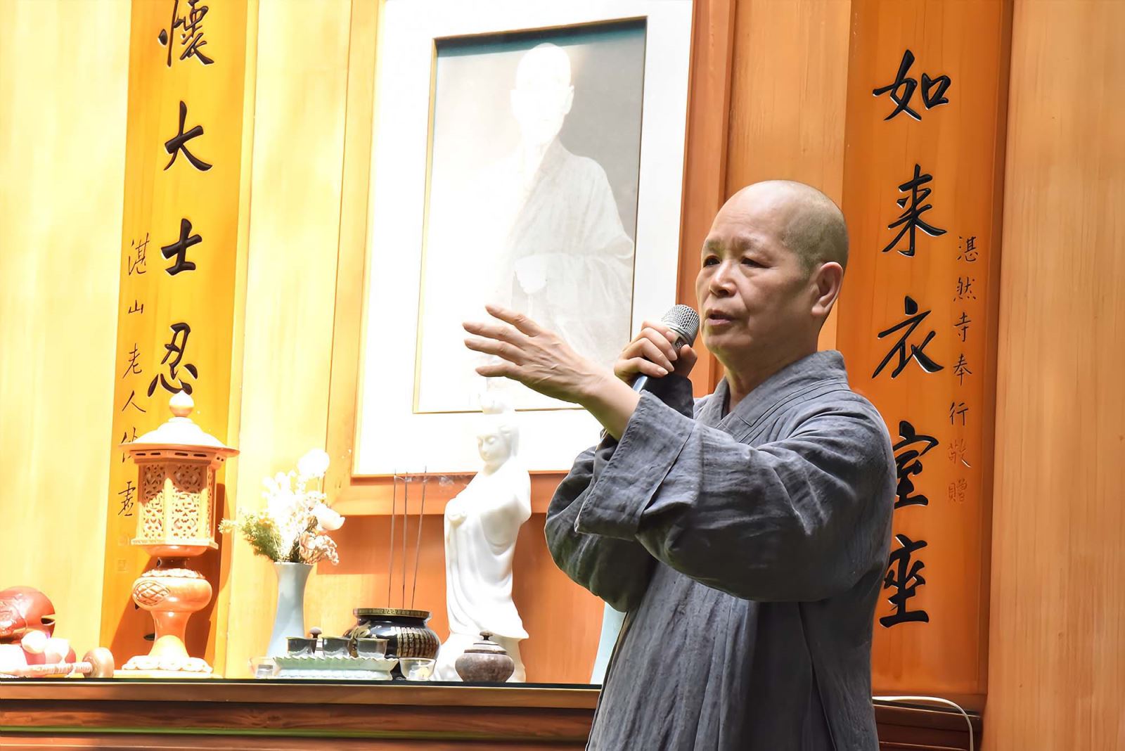 華梵大學董事長悟觀法師致詞。  
