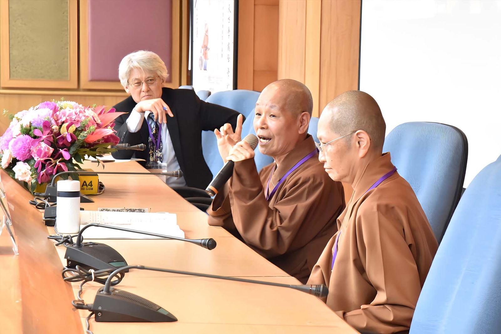 華梵大學董事長悟觀法師（中）擔任綜合座談引言人。  