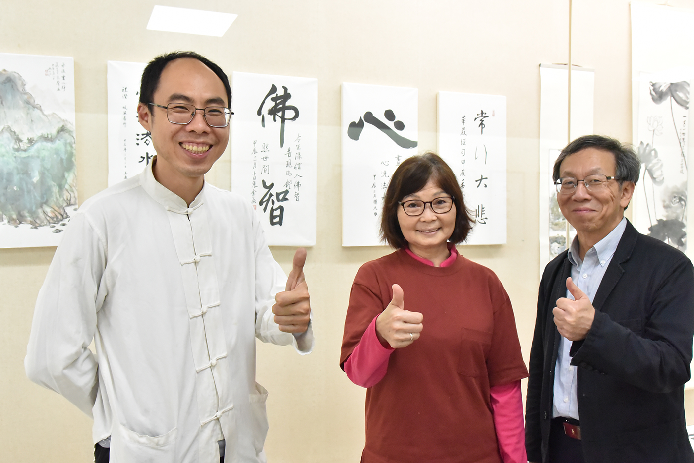 75歲的張金英（中）是此次「吳大仁師生水墨書法展」參展者中最年長的學生