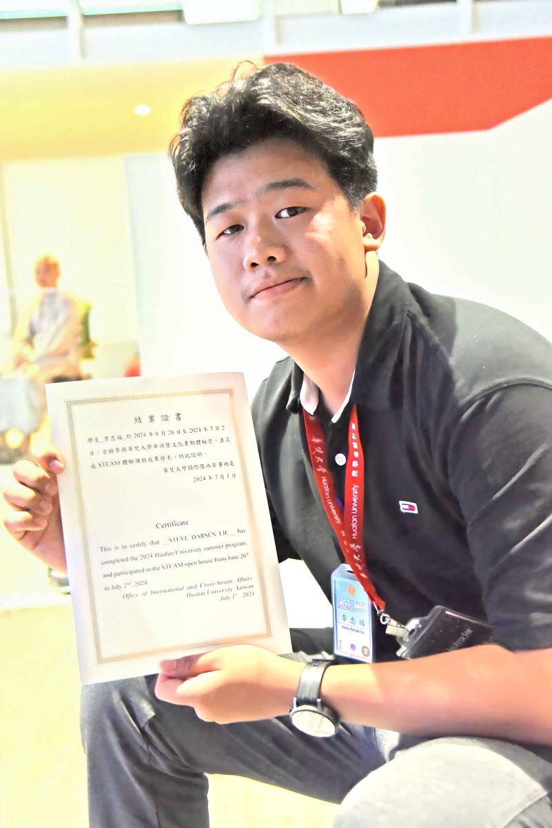 印尼學生李忠福拿到結業證書，在華梵收穫滿滿。 