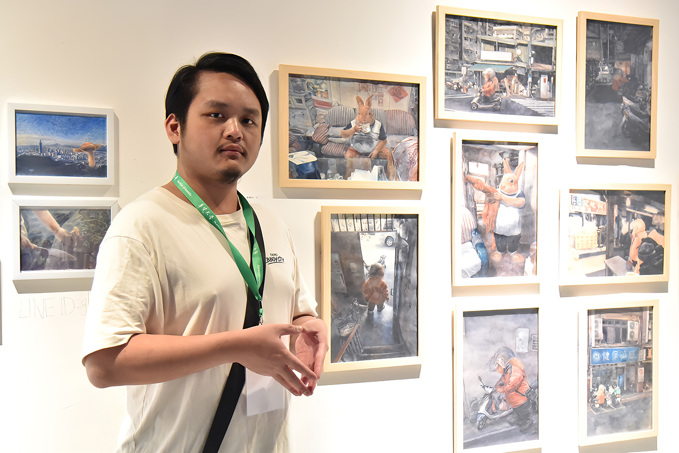 美術與文創學系張宇志同學與作品合影。