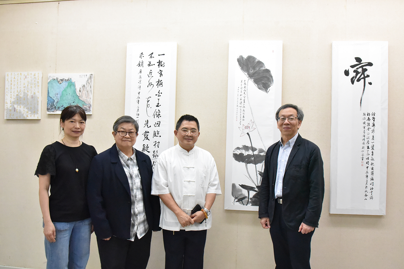 華梵大學簡江儒教務長（右一）、吳大仁老師（右二）、華梵文物館陳娟珠主任（左二）與佛藝系劉妙姿同學作品合影。 