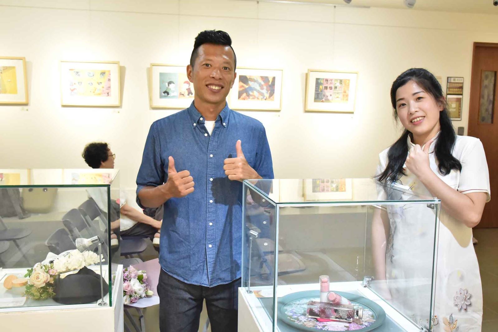 華梵大學美術系碩士林柏廷（左）與聯手辦展的施素玫合影