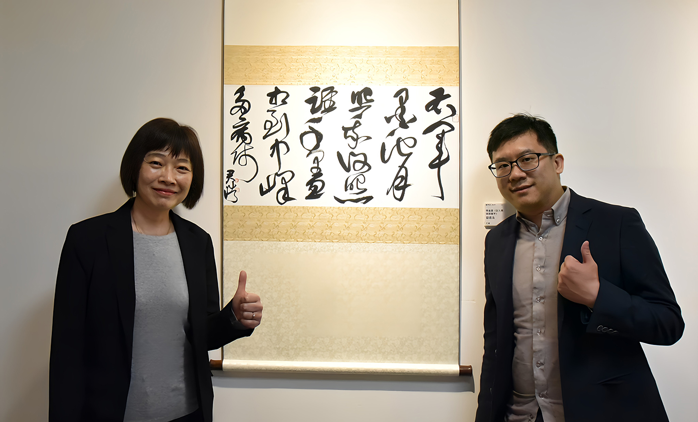 華梵大學美術與文創學系助理教授鄧君浩（右）參展作品《送久禪德歸蘭亭》。  