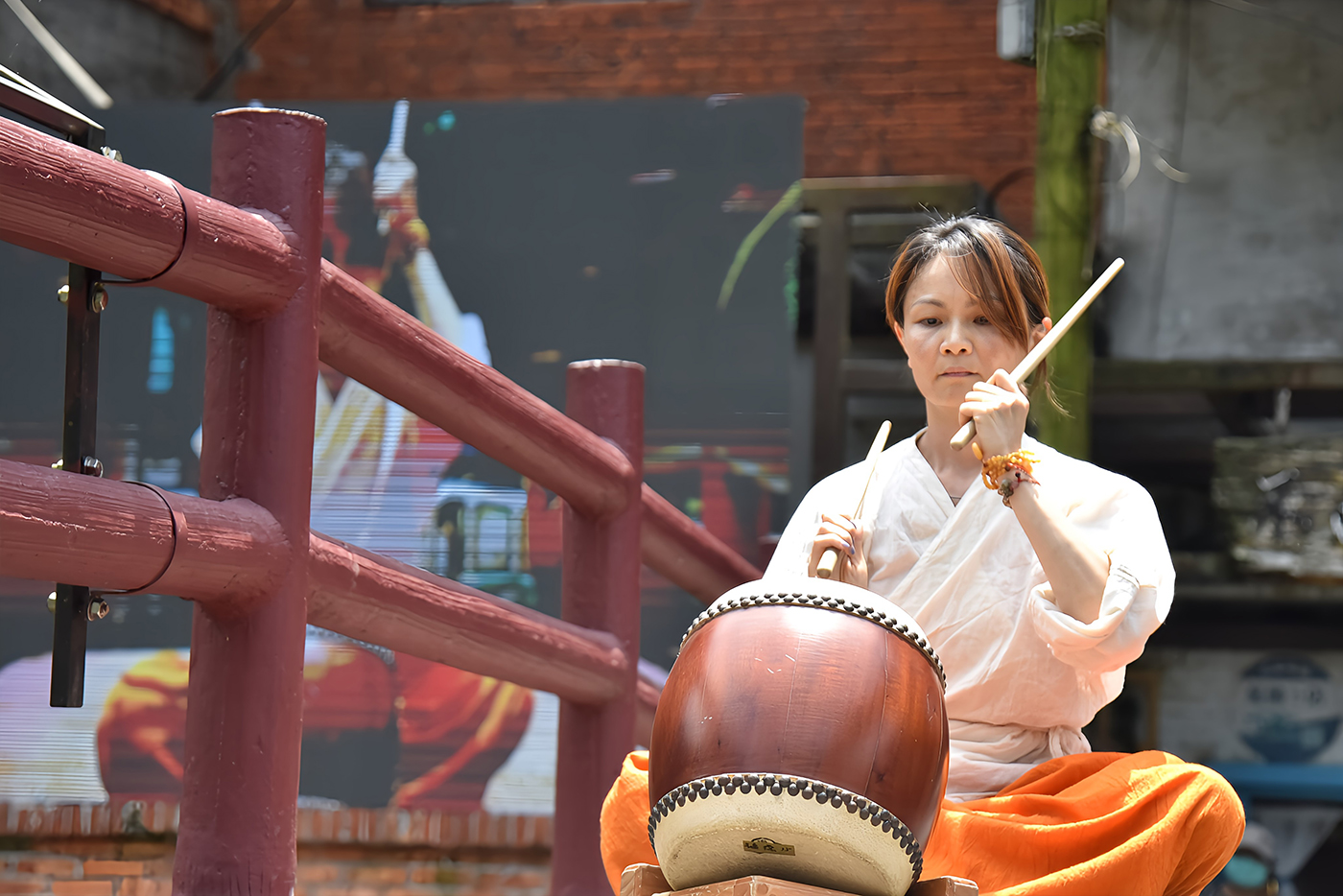華梵大學東方人文思想研究所碩士生盧睬琝在石碇老街拱橋上表演擊鼓。 